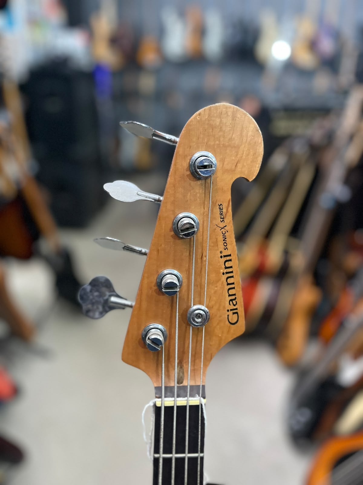 Baixo Marca Giannini – Modelo: Sonic X Séries – 4 cordas Sunburst miniatura 6