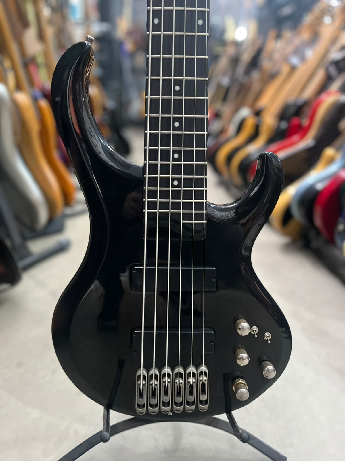 Baixo Ibanez BTB Preto 6 cordas