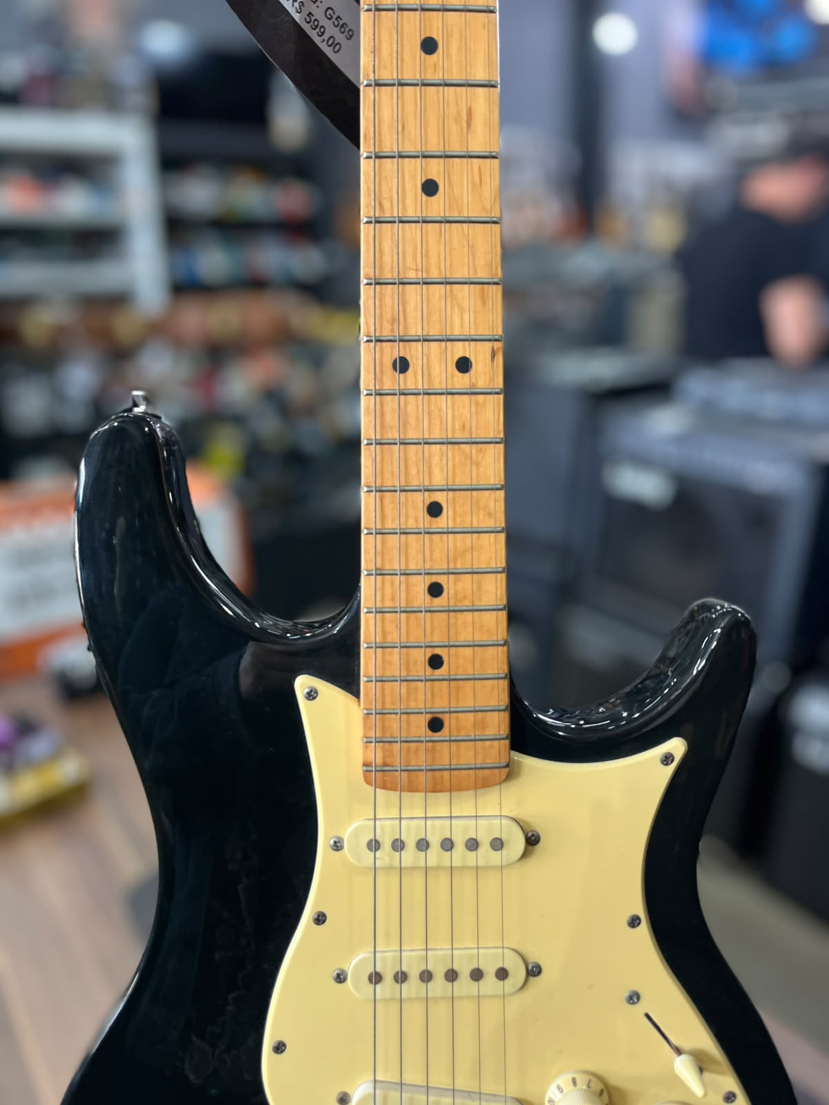 Guitarra  BEHRINGER Preta escudo creme miniatura 3