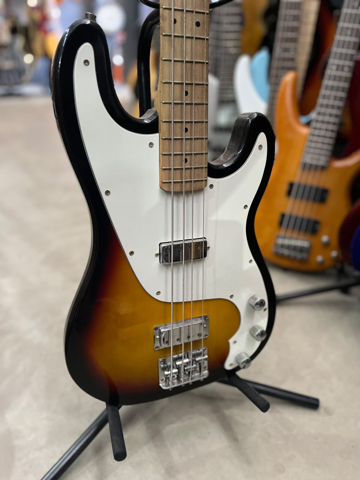 Baixo GBS Pro  Modelo: telebass sunburst 4 cordas miniatura 3