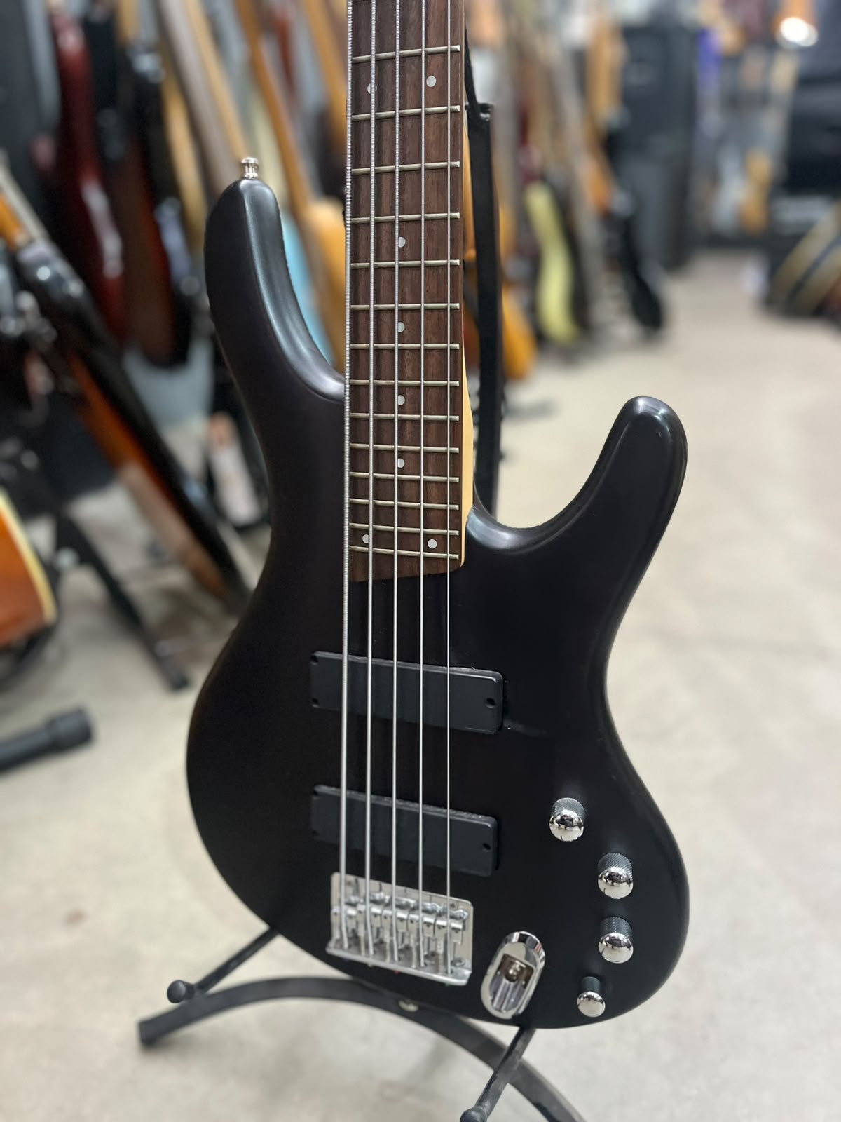 Baixo Ibanez ergodyne 5 cordas  preto miniatura 2