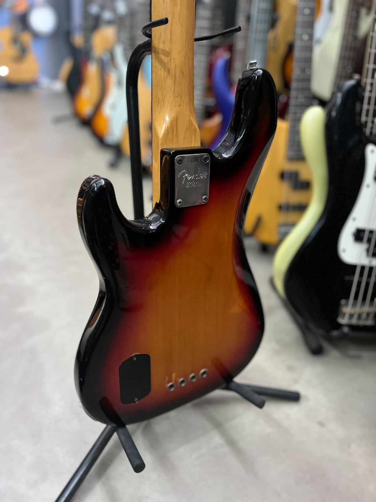 BAIXO FENDER PRECISION BASS SUNBURST 4 CORDAS ESCUDO TORTOISE miniatura 10