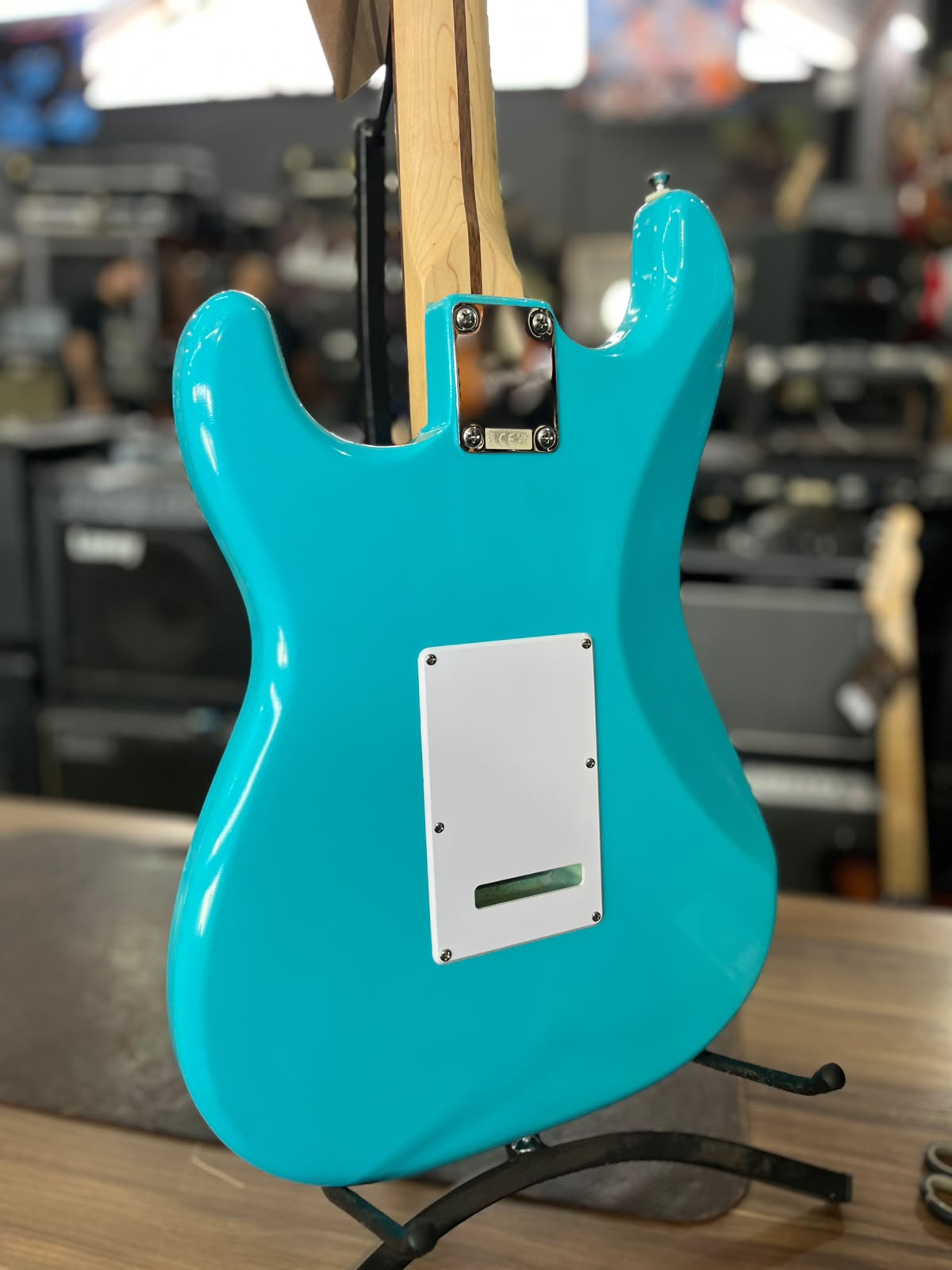 GUITARRA SQUIER FENDER STRATO AZUL CARA ESCUDO BRANCO miniatura 9