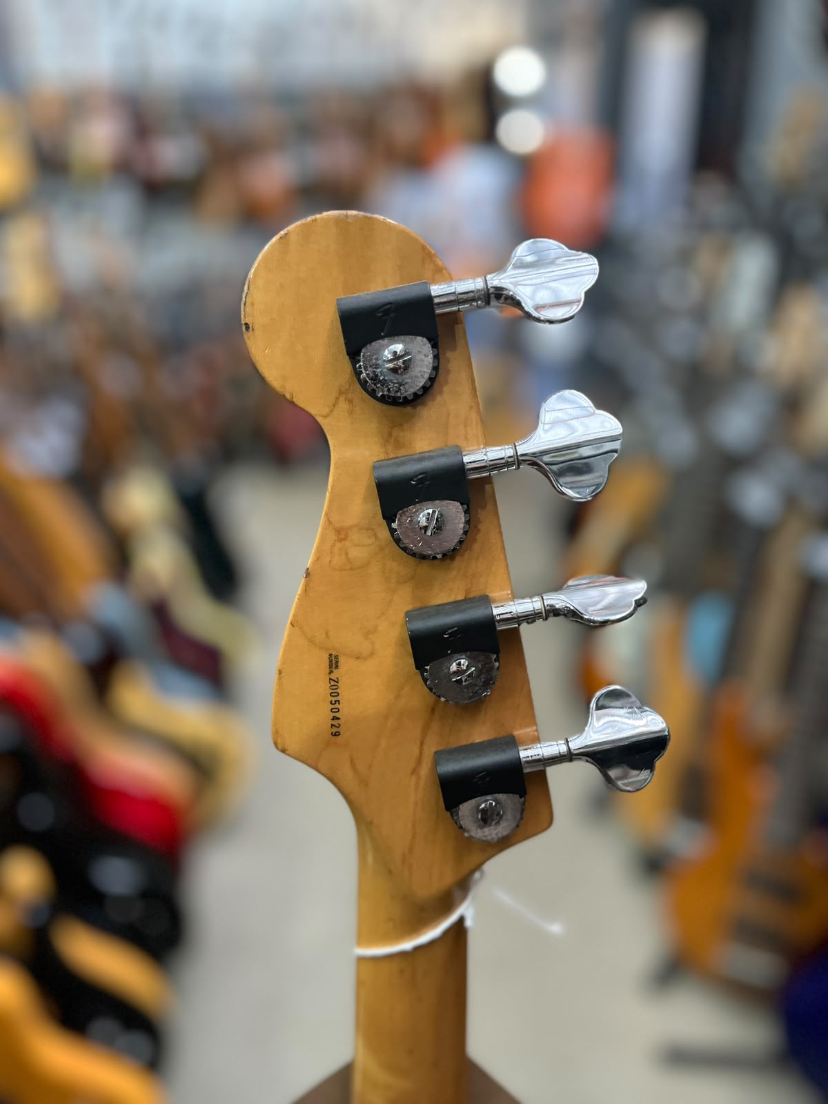 BAIXO FENDER PRECISION BASS SUNBURST 4 CORDAS ESCUDO TORTOISE miniatura 7