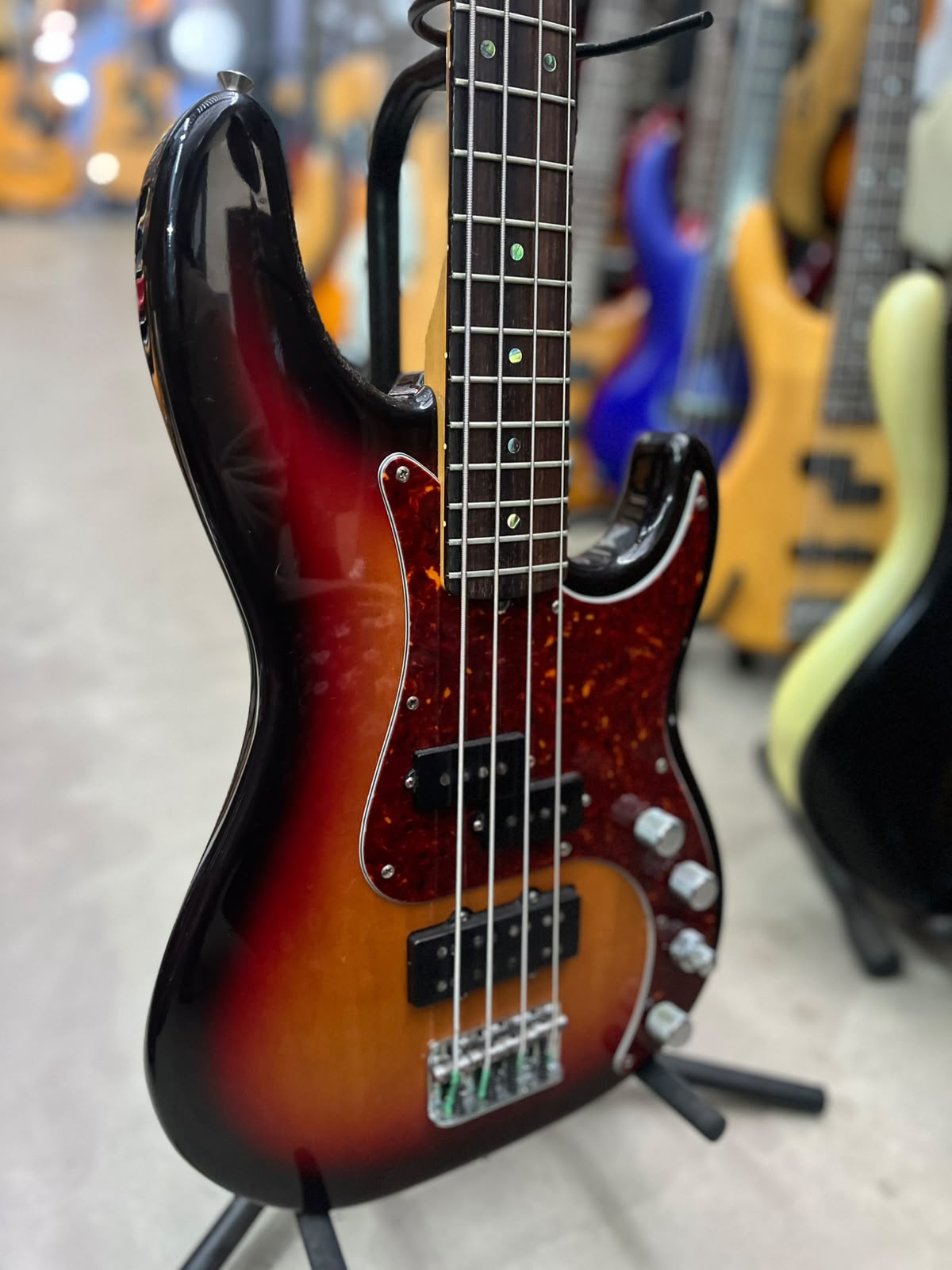BAIXO FENDER PRECISION BASS SUNBURST 4 CORDAS ESCUDO TORTOISE miniatura 3