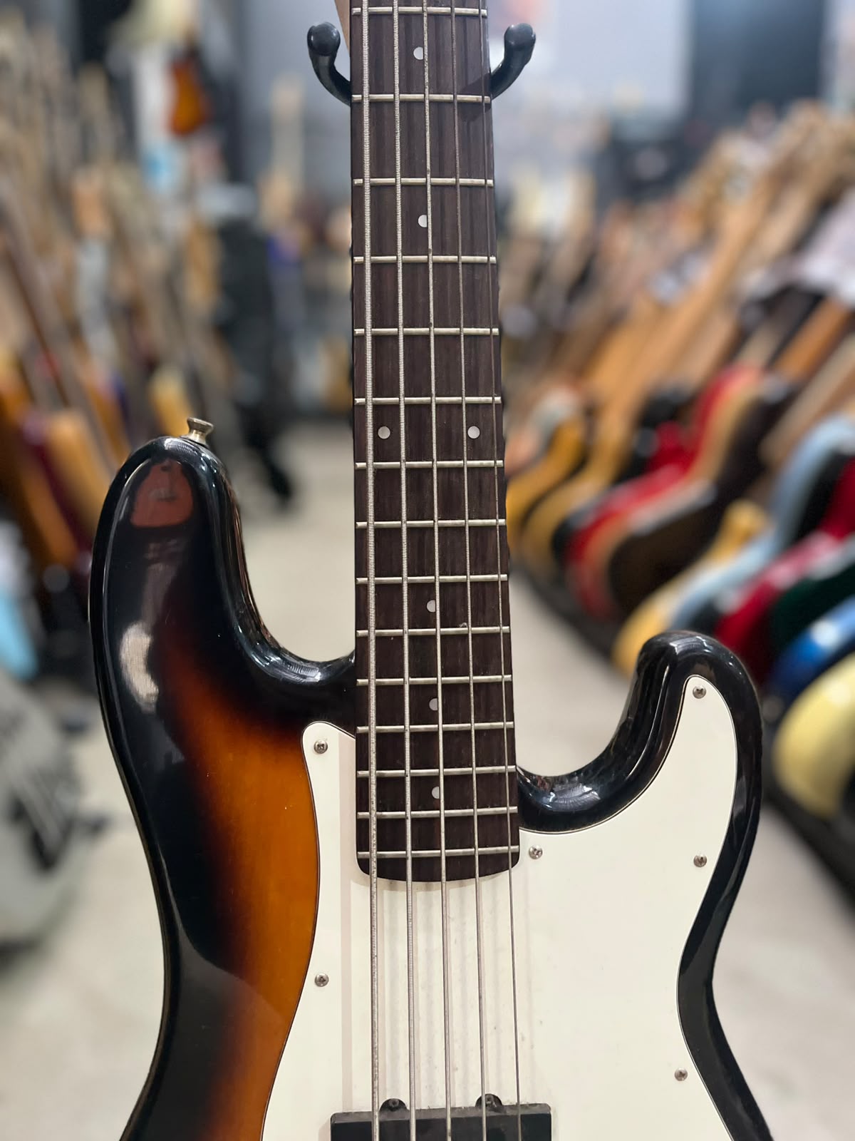 Baixo Washburn Sunburst Modelo 5 cordas miniatura 5