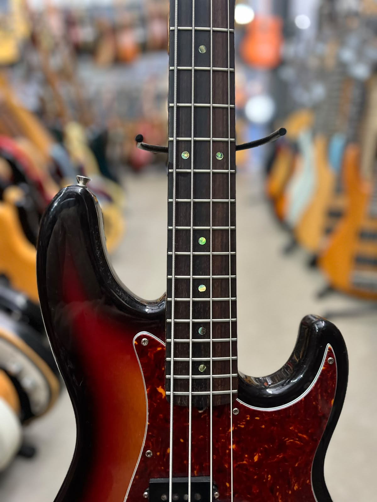 BAIXO FENDER PRECISION BASS SUNBURST 4 CORDAS ESCUDO TORTOISE miniatura 4