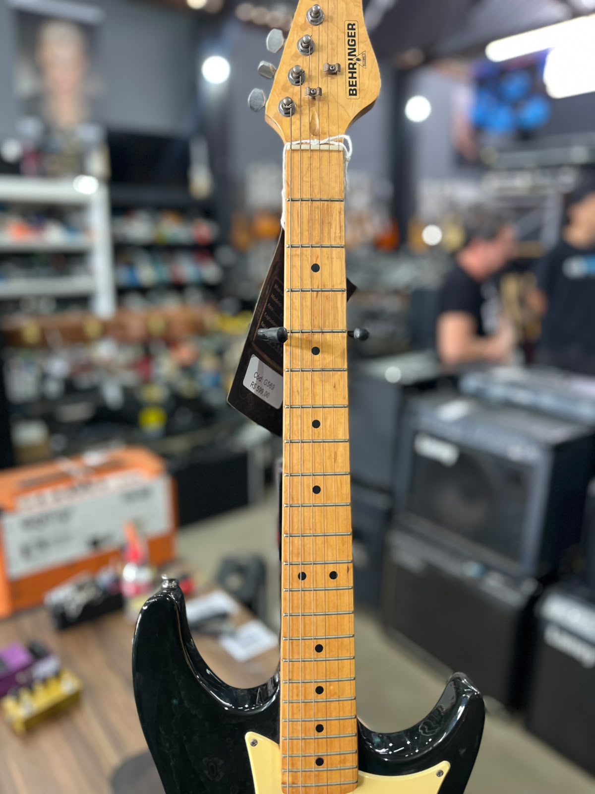 Guitarra  BEHRINGER Preta escudo creme miniatura 4