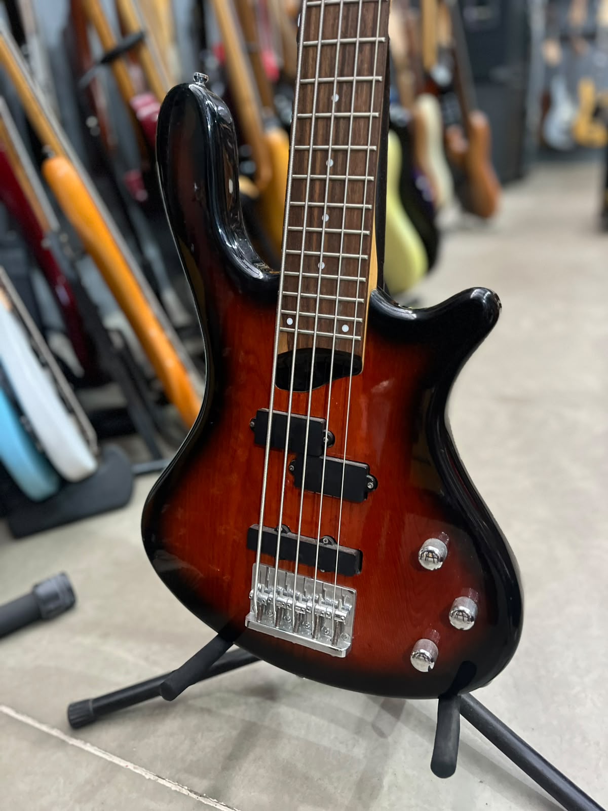 Baixo Washburn Sunburst Taurus T15 – Modelo 5 cordas miniatura 2