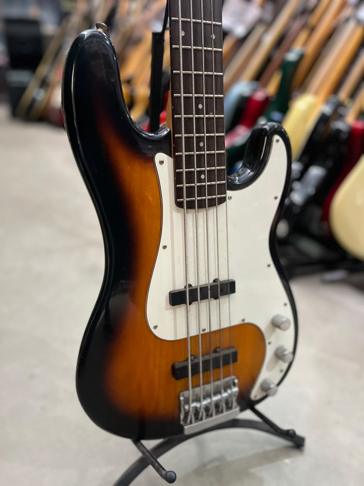 Baixo Washburn Sunburst Modelo 5 cordas miniatura 3