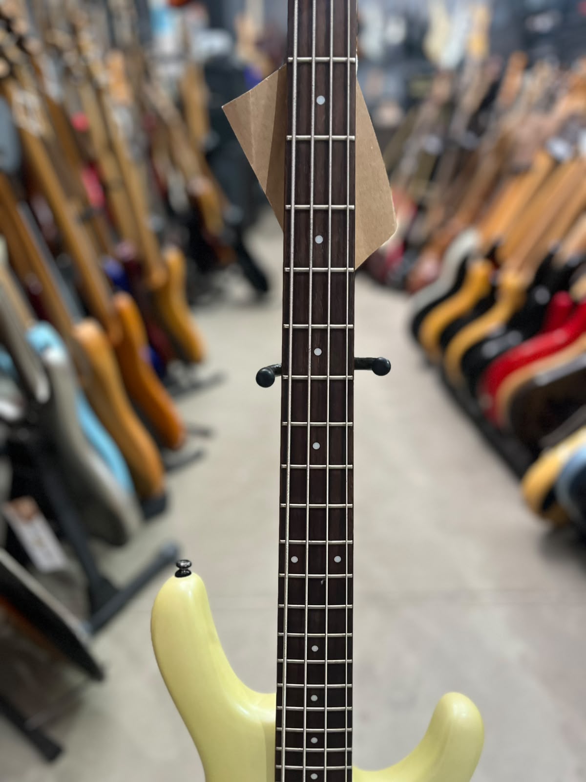 BAIXO IBANEZ ERGODYNE 4 CORDAS CREME miniatura 5