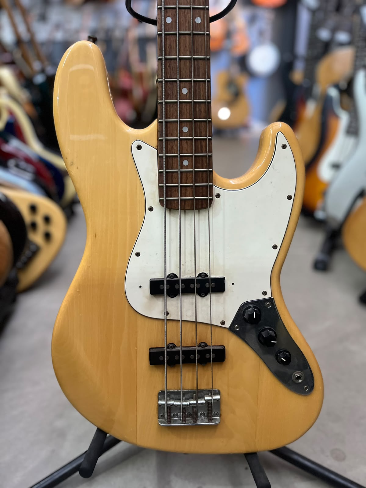 Baixo Tagima JB4 – 4 cordas Natural escudo branco