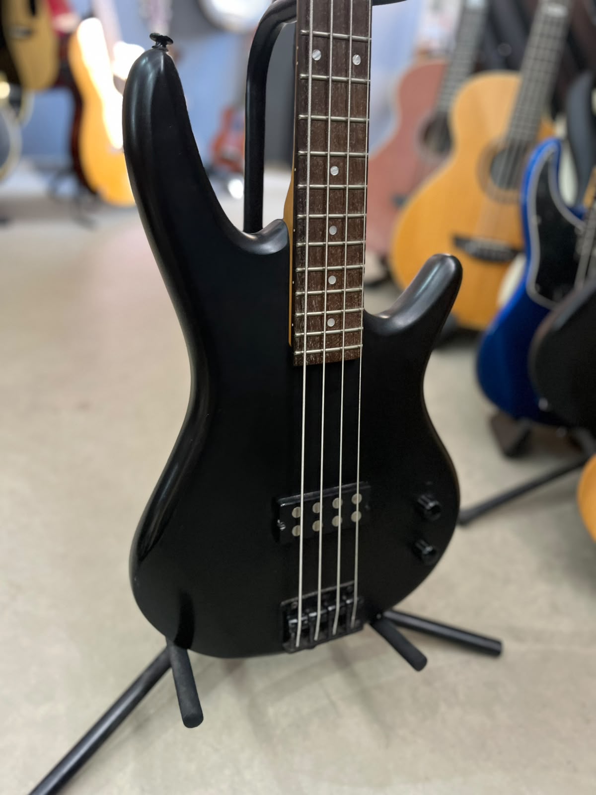 Baixo Marca Ibanez – Modelo: 4 cordas miniatura 3