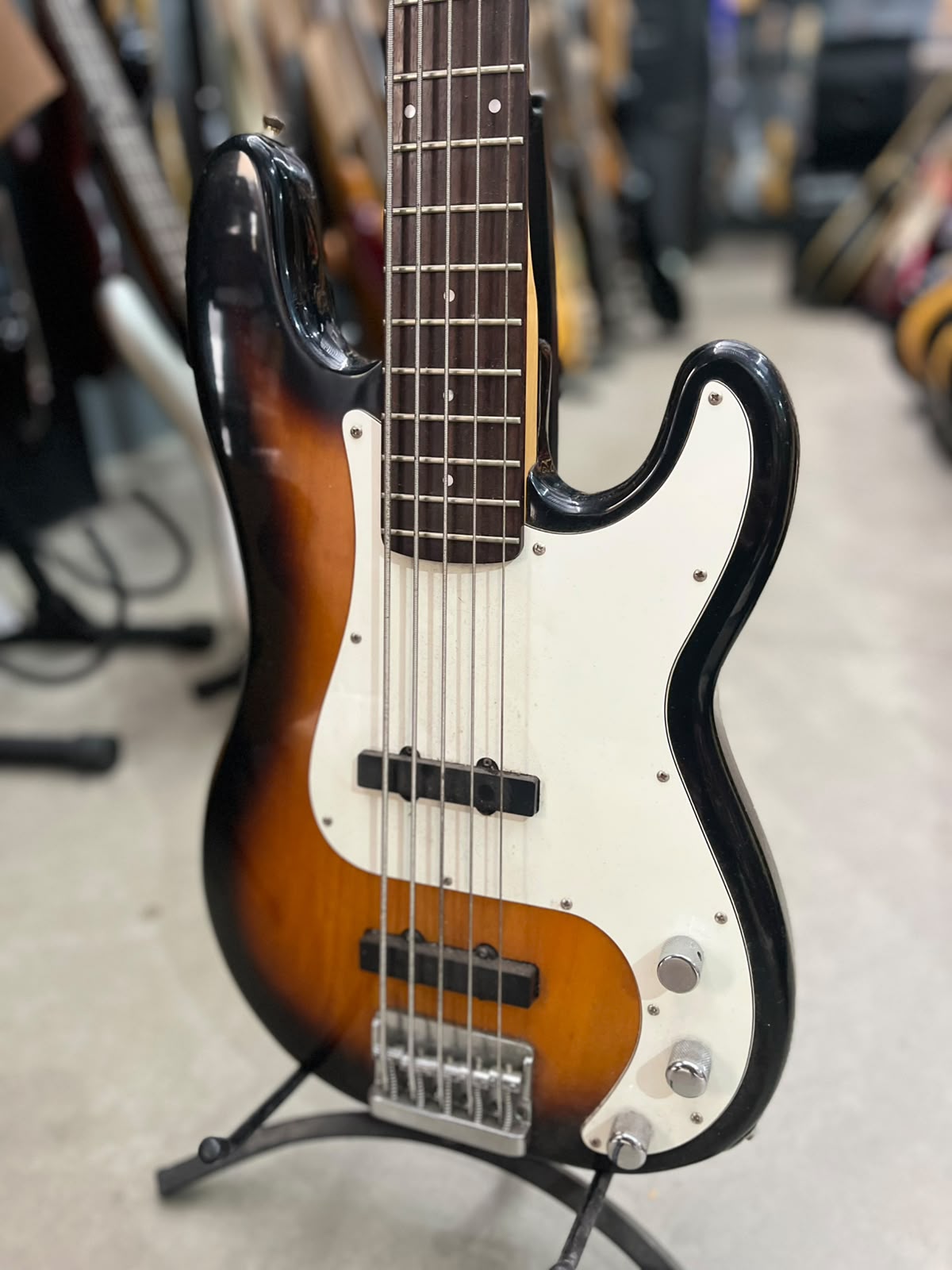 Baixo Washburn Sunburst Modelo 5 cordas miniatura 2
