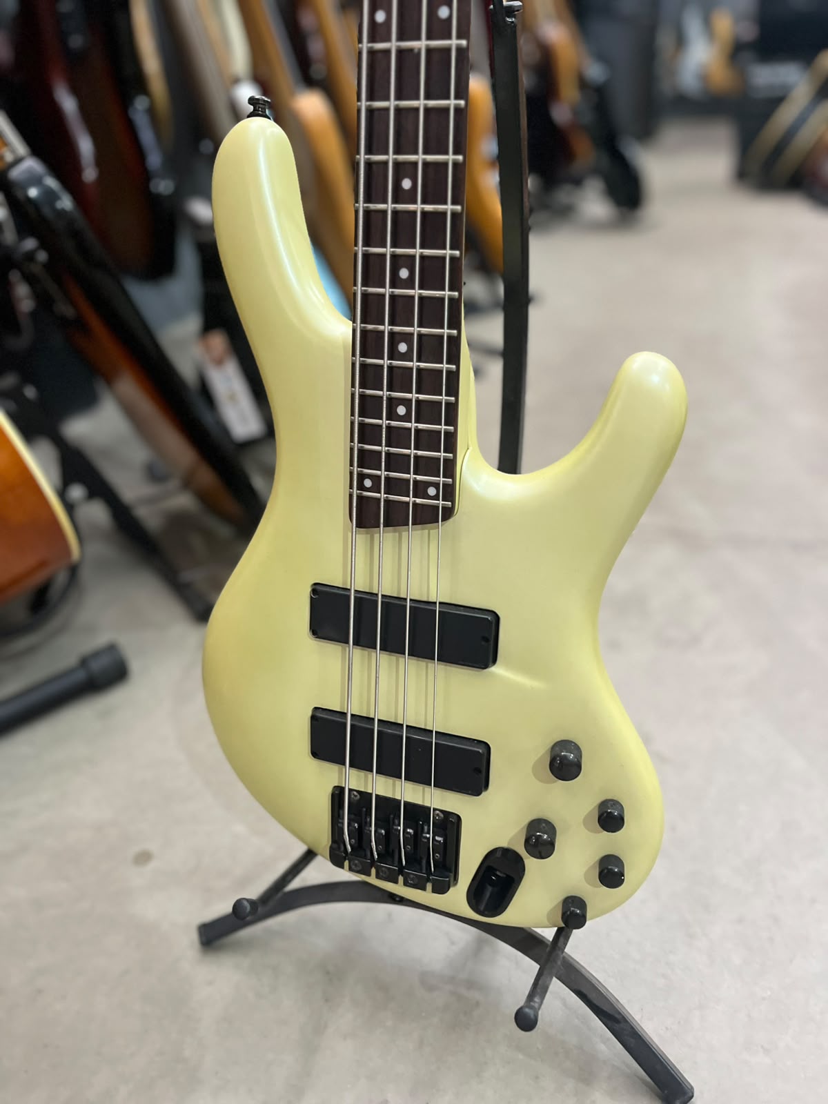 BAIXO IBANEZ ERGODYNE 4 CORDAS CREME miniatura 2