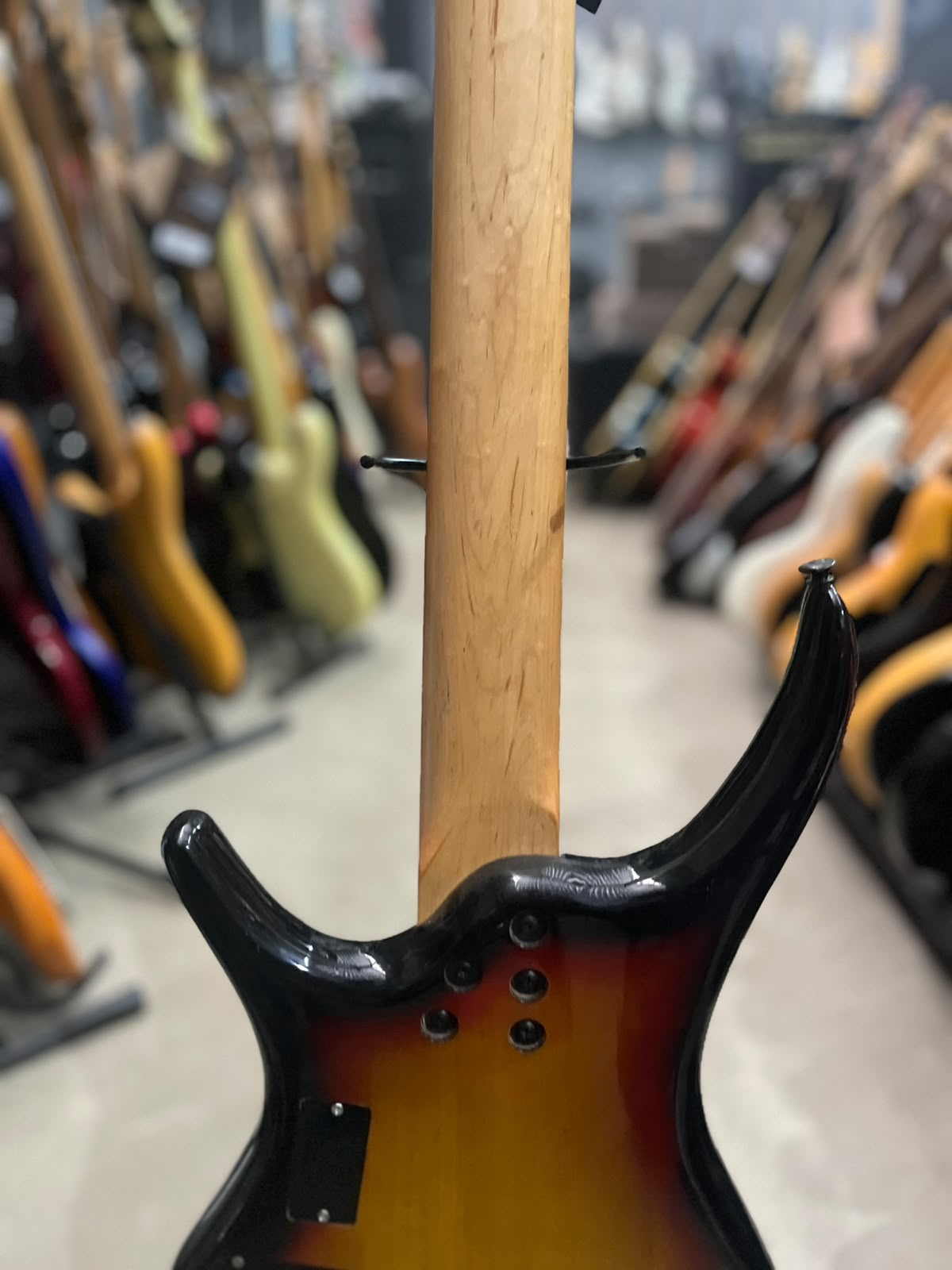 Baixo shelter 5 cordas sunburst miniatura 10