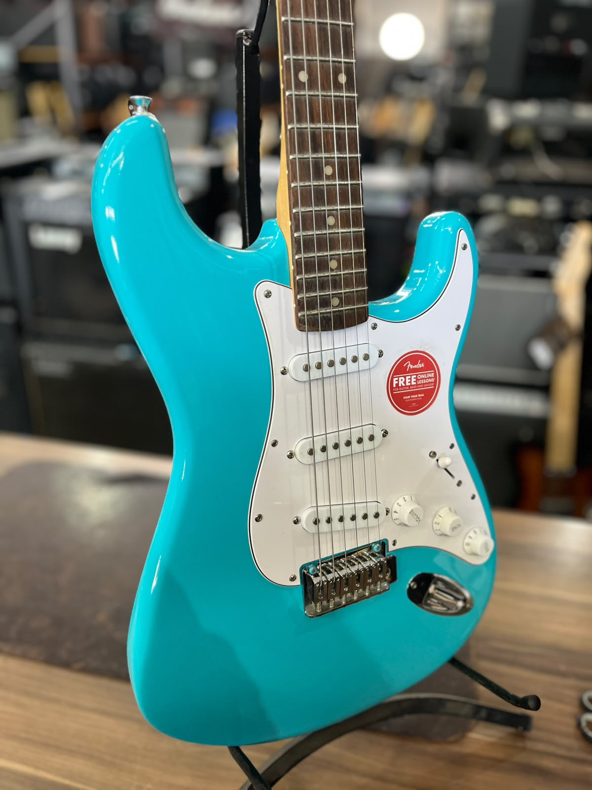 GUITARRA SQUIER FENDER STRATO AZUL CARA ESCUDO BRANCO miniatura 3