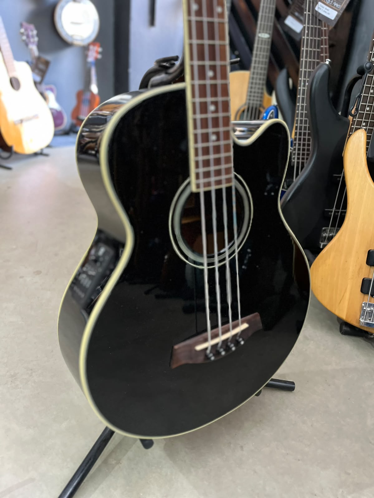 Baixolão Ibanez- Modelo: 4 cordas Preto miniatura 3