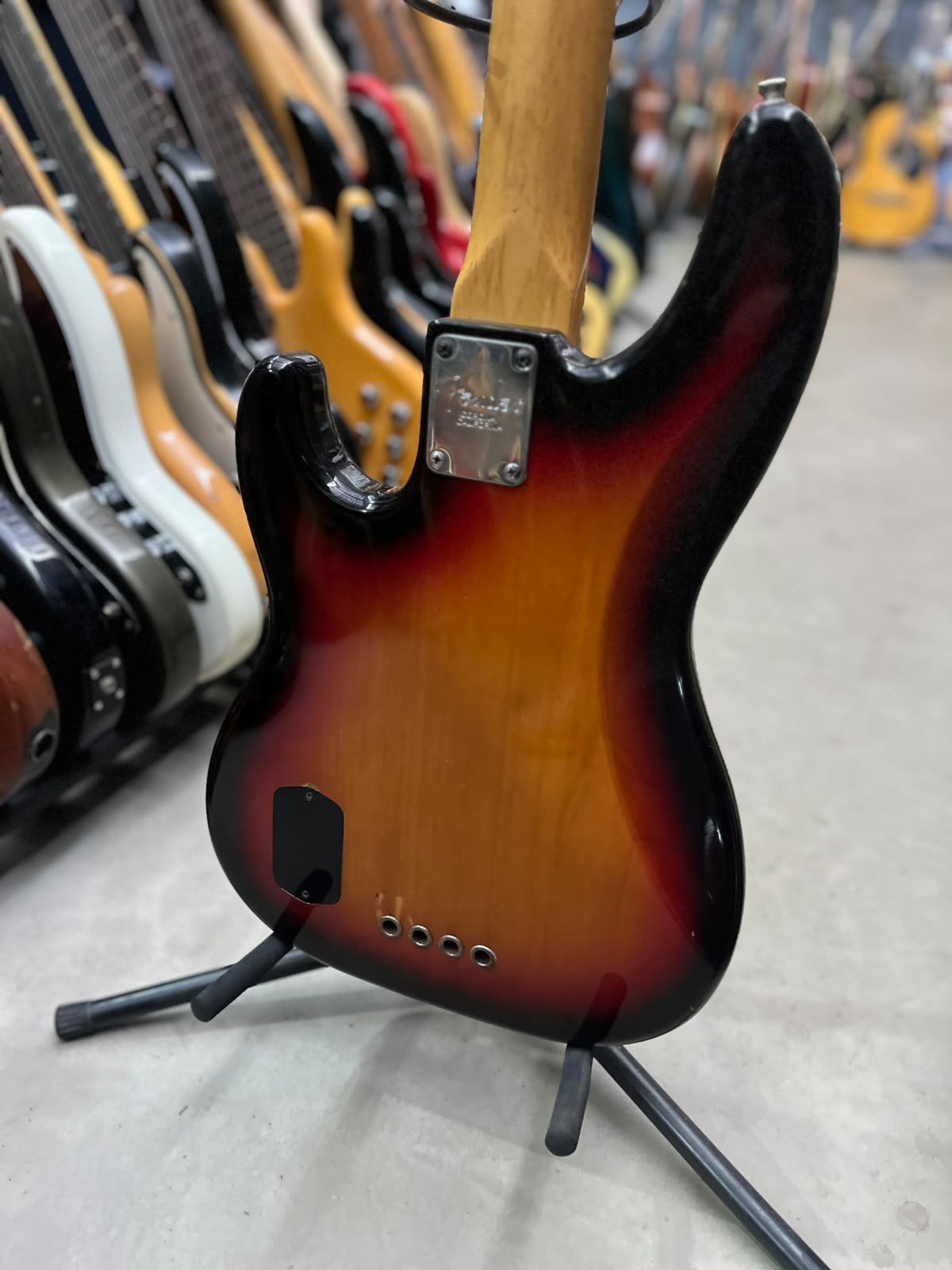 BAIXO FENDER PRECISION BASS SUNBURST 4 CORDAS ESCUDO TORTOISE miniatura 9