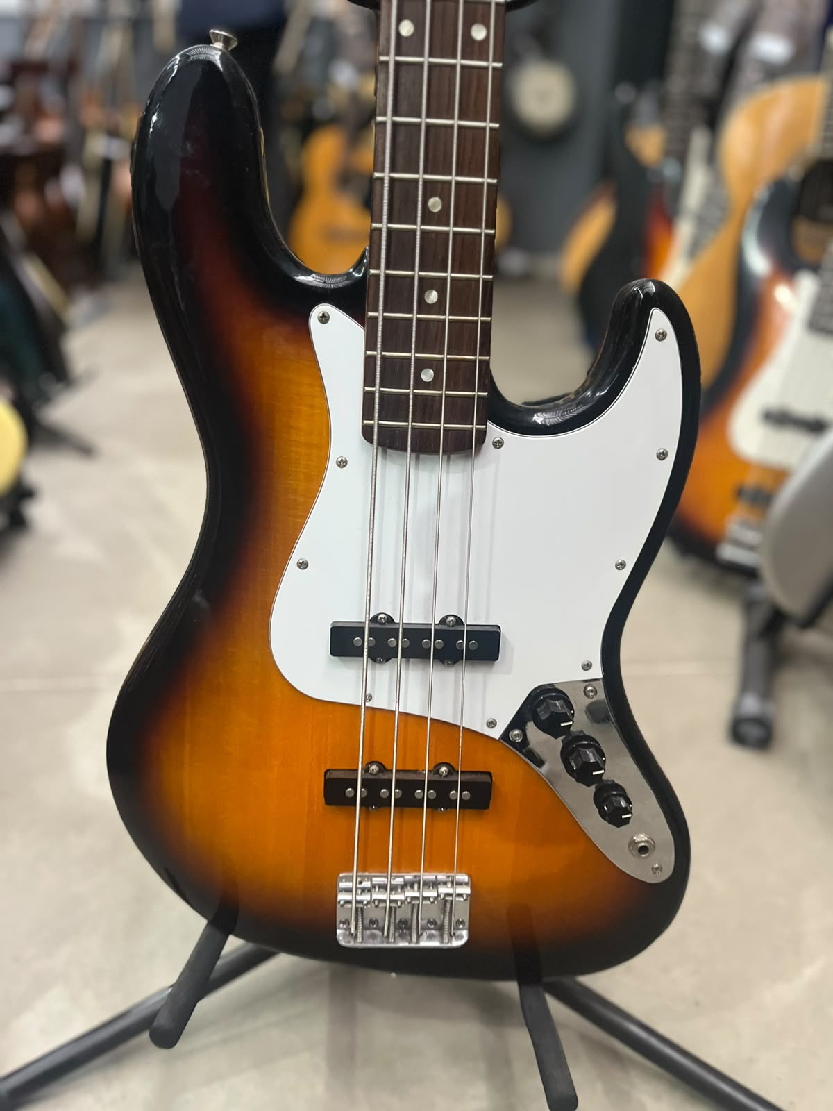 Baixo Squier J Bass 4 cordas Sunburst
