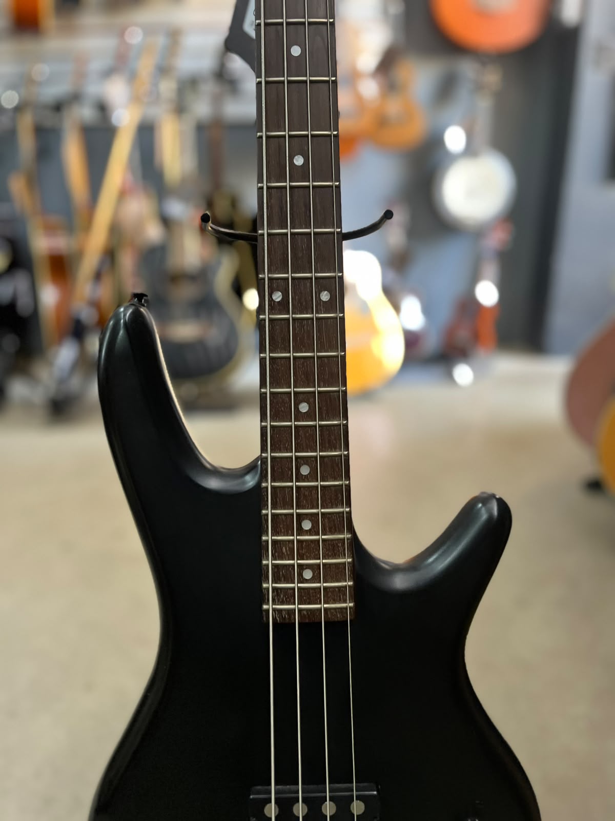 Baixo Marca Ibanez – Modelo: 4 cordas miniatura 4