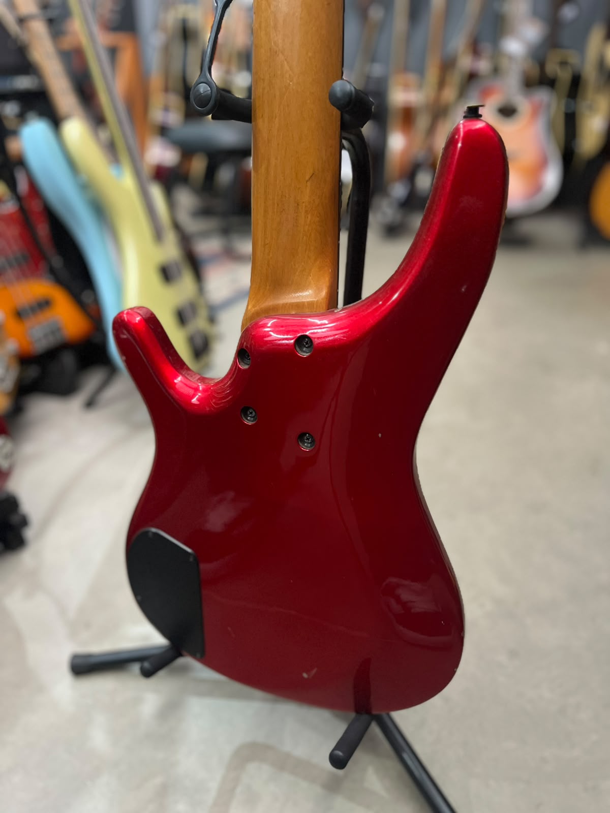 Baixo Yamaha Vermelho – Modelo 6 cordas miniatura 9