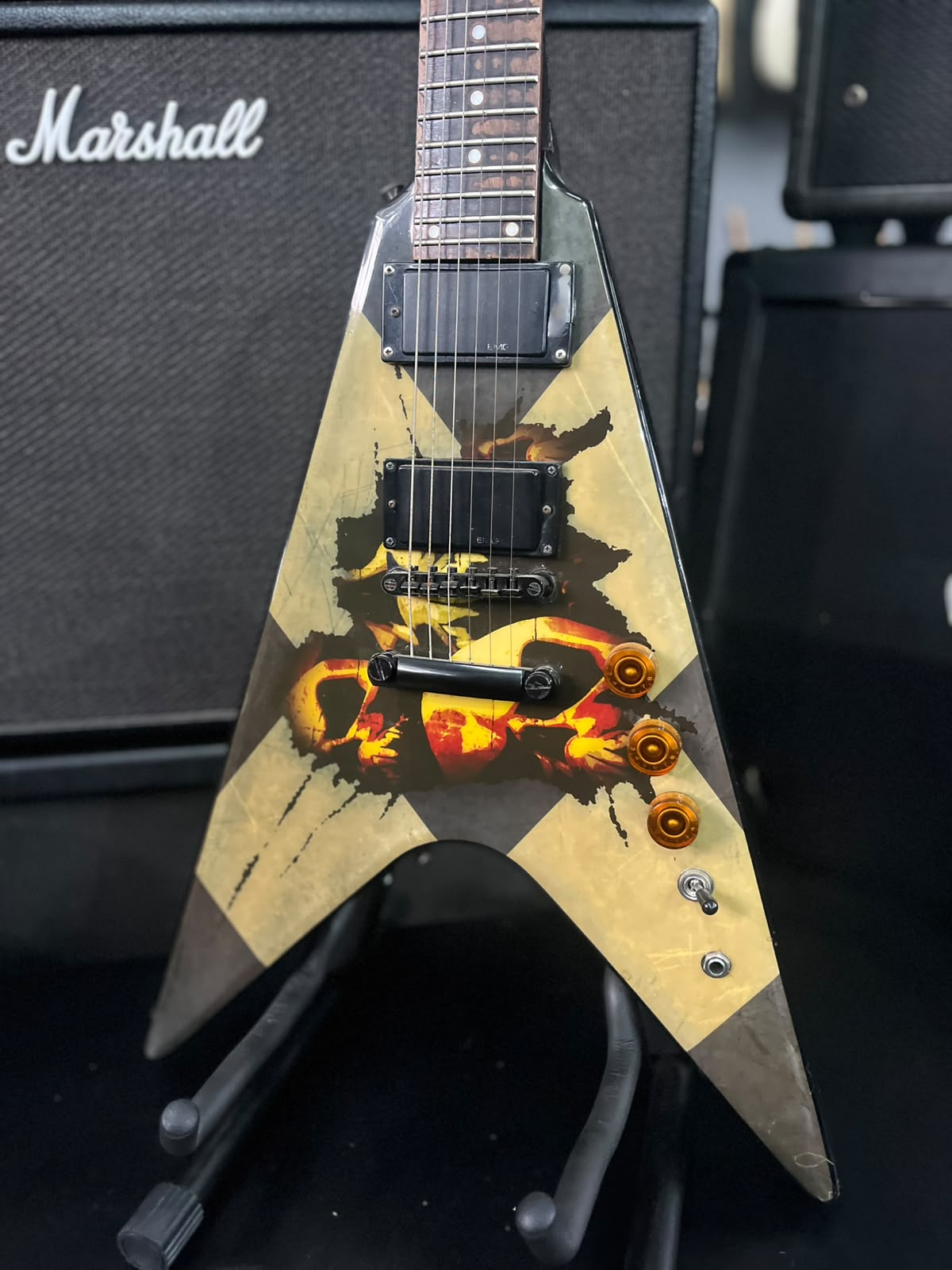 Guitarra Marca Washburn – Modelo: Flyng V cap emg miniatura 2