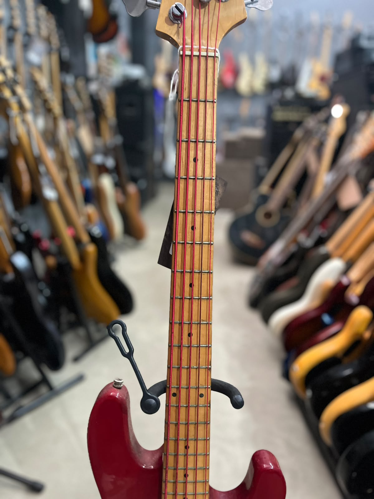 Baixo Groovin Vermelho – Modelo Californa Series 5 cordas miniatura 4