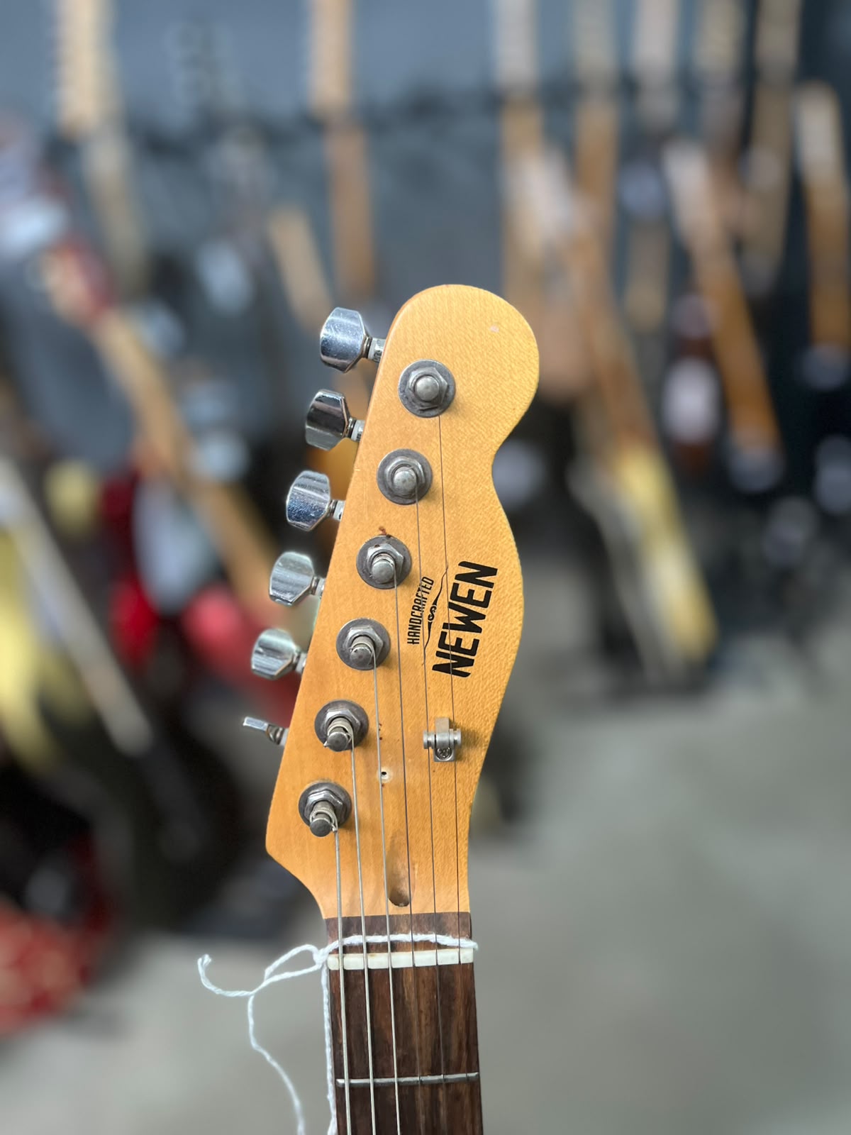 Guitarra Marca: Newen  Modelo: Telecaster Madeira  miniatura 5