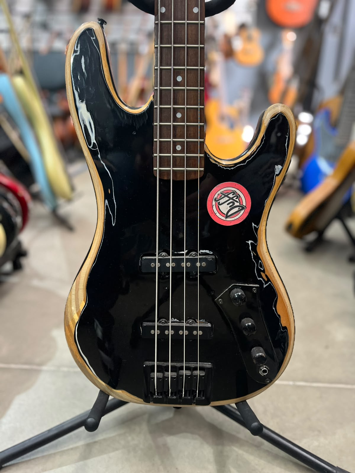 Baixo Marca Epiphone – Modelo: 4 cordas preto com madeira (relicado)