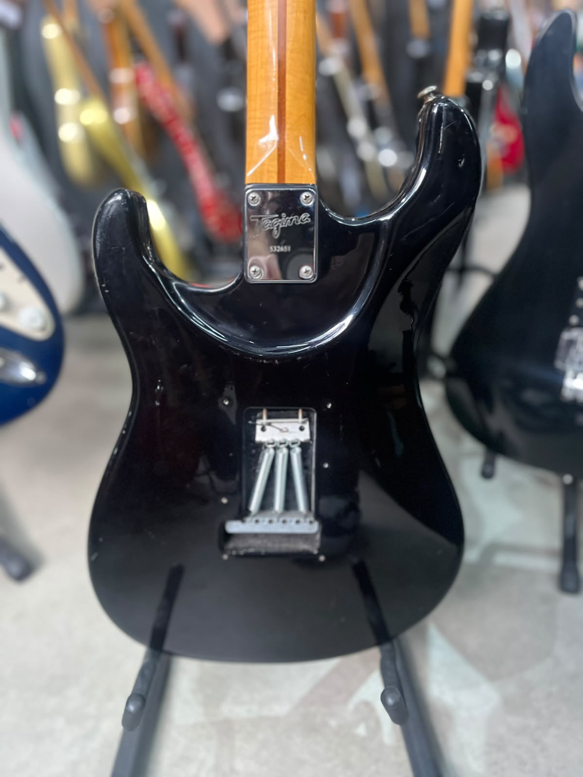 GUITARRA TAGIMA ANTIGA STRATO PRETA COM ESCUDO CREME miniatura 10