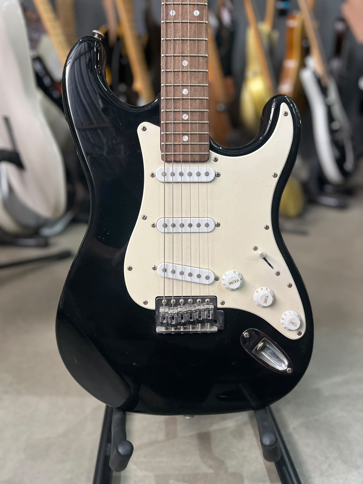 Guitarra Marca: Suzuki Modelo: Strato preta escudo branco