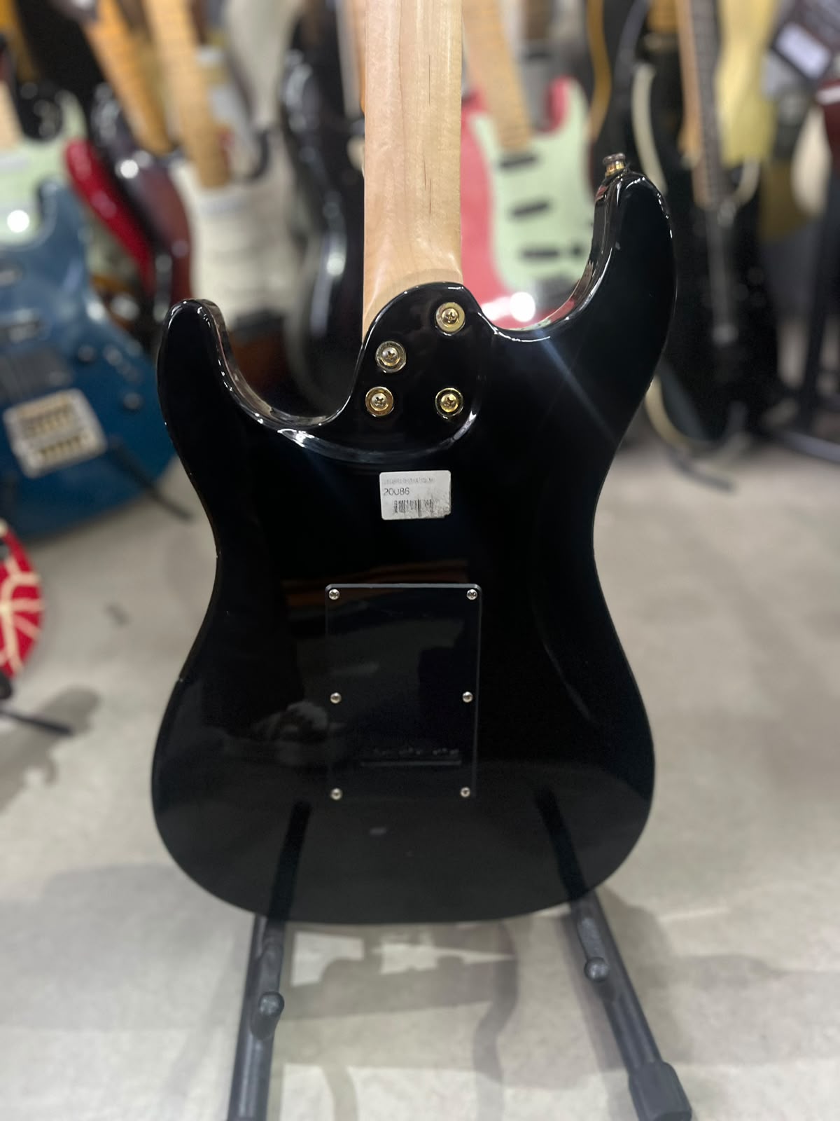GUITARRA SEIZI STRATO PRETA TARRACHAS DOURADAS miniatura 6