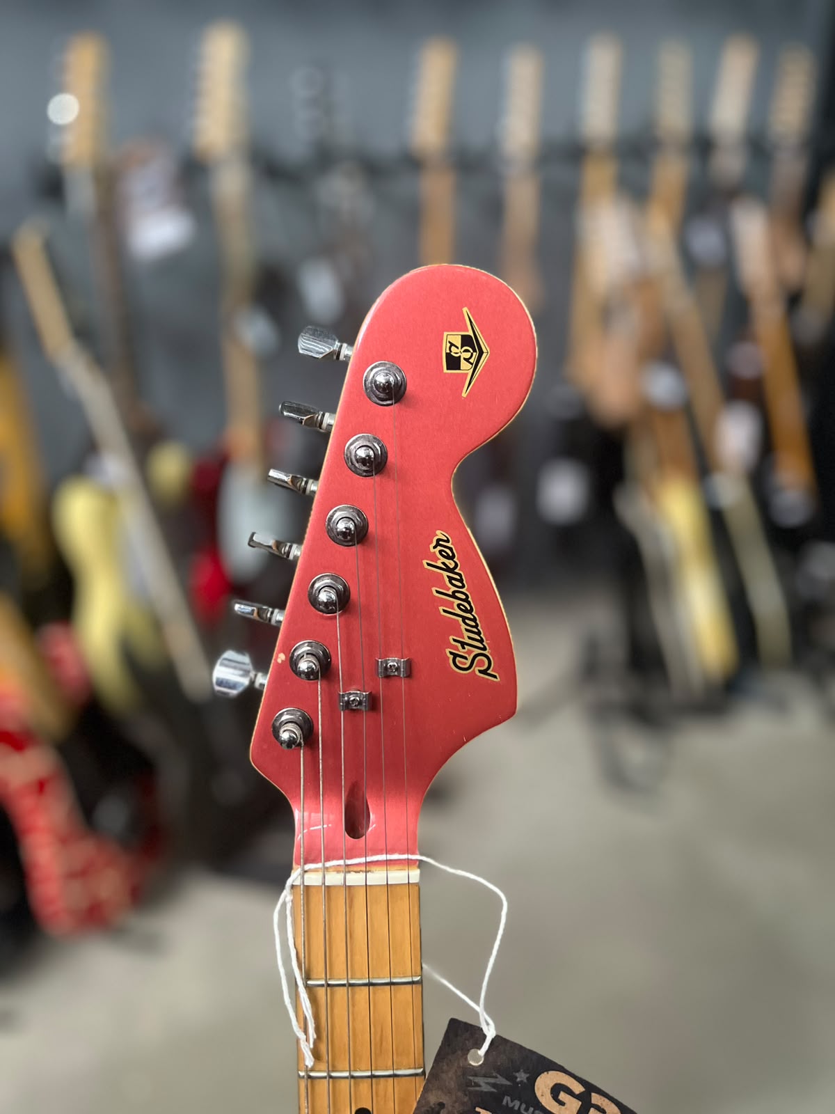 GUITARRA STUDEBACKER  STRATO ROSA ESCUDO MENTA miniatura 5