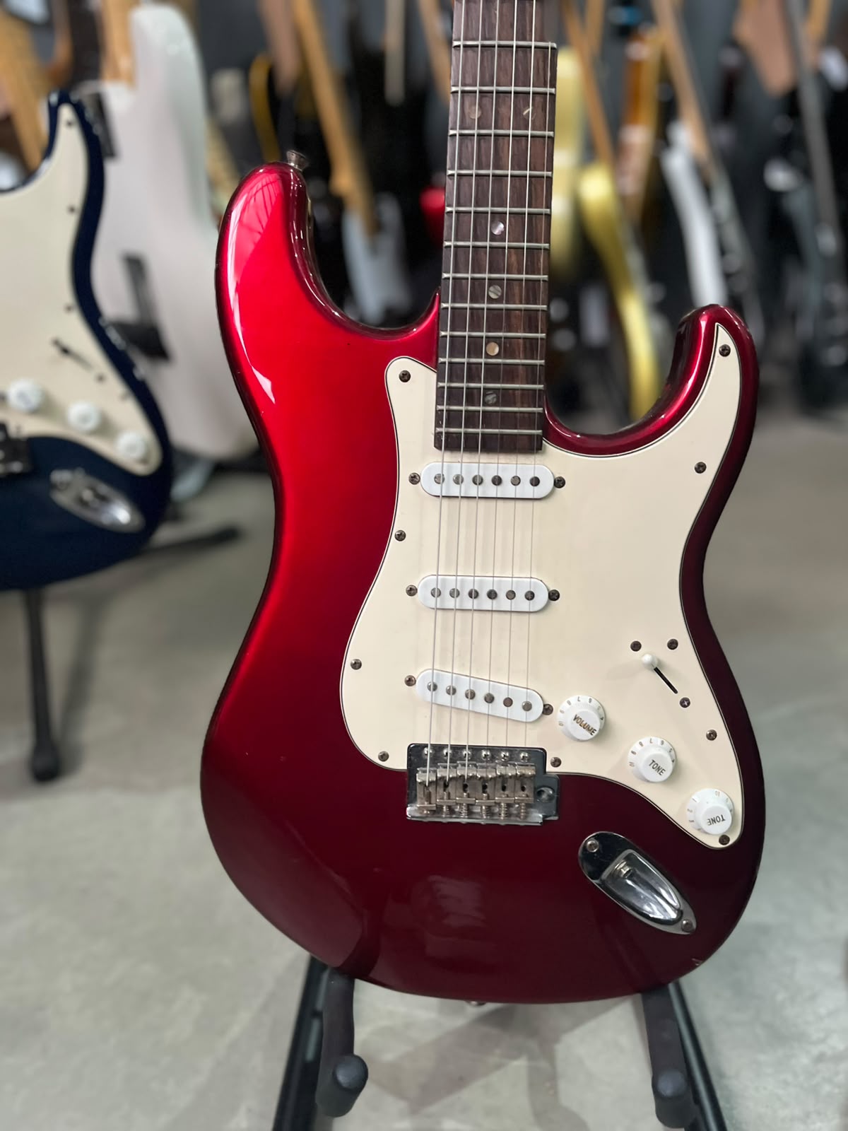 Guitarra Tagima modelo T735S Strato vermelha escudo creme
