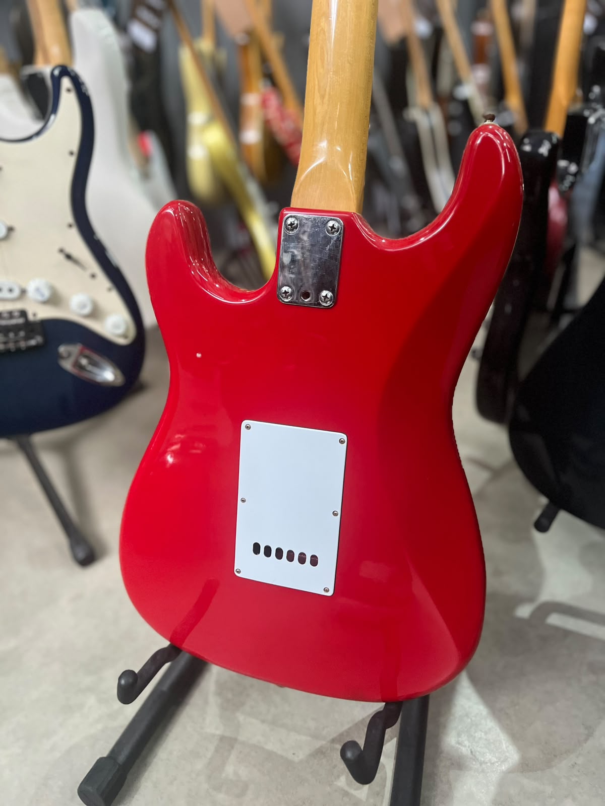Guitarra Marca Cort – Modelo: Strato Vermelha escudo Branco miniatura 8