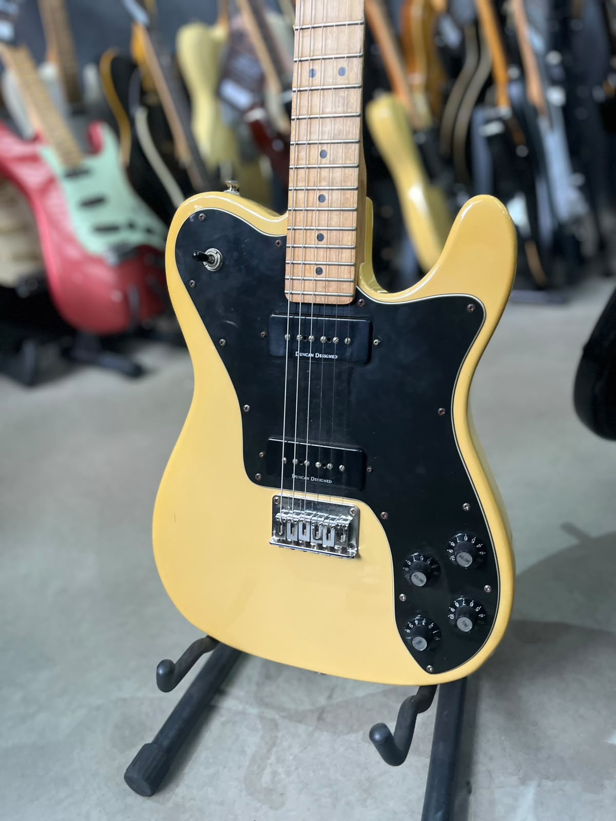 Guitarra Squier Telecaster Amarela com escudo preto miniatura 2