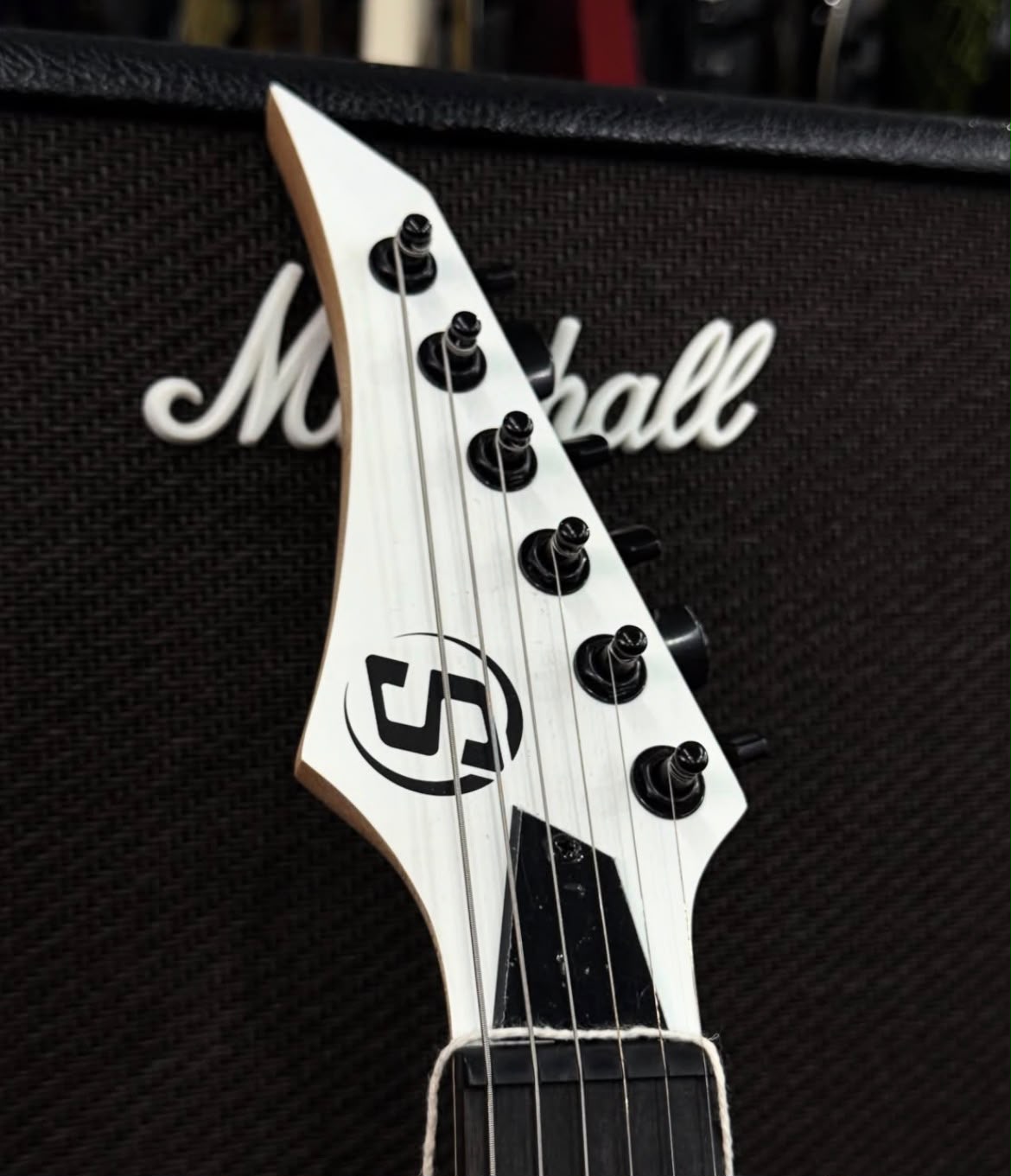 Guitarra Solar telecaster branca escudo preto miniatura 4