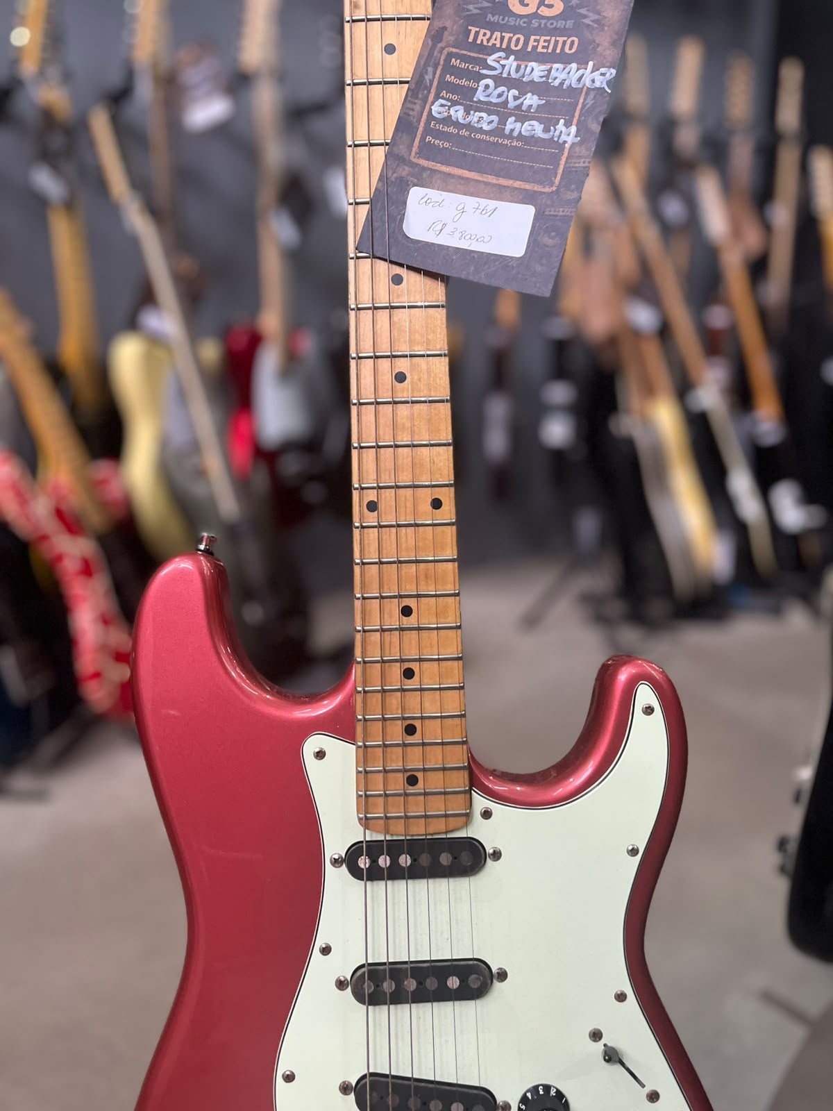 GUITARRA STUDEBACKER  STRATO ROSA ESCUDO MENTA miniatura 4