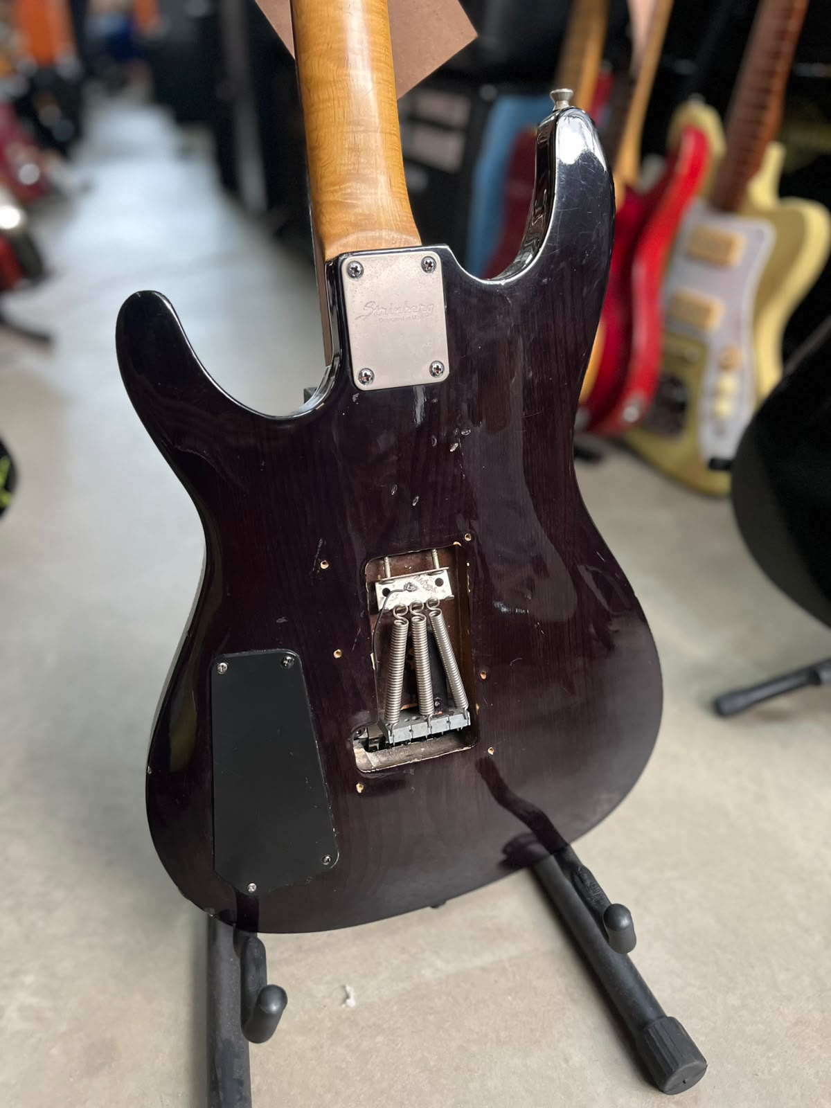 Guitarra Marca Strinberg – Modelo: Superstrato braço desenhado miniatura 8