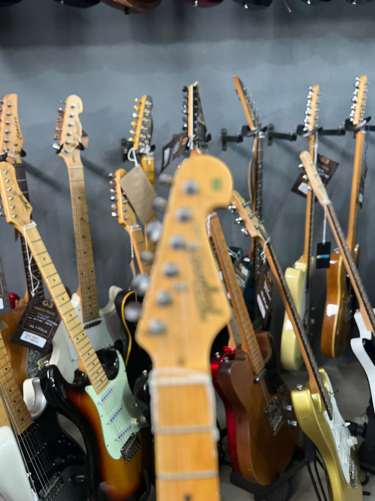 Guitarra Tagima  T-635 preta com escudo creme  Brasil miniatura 6