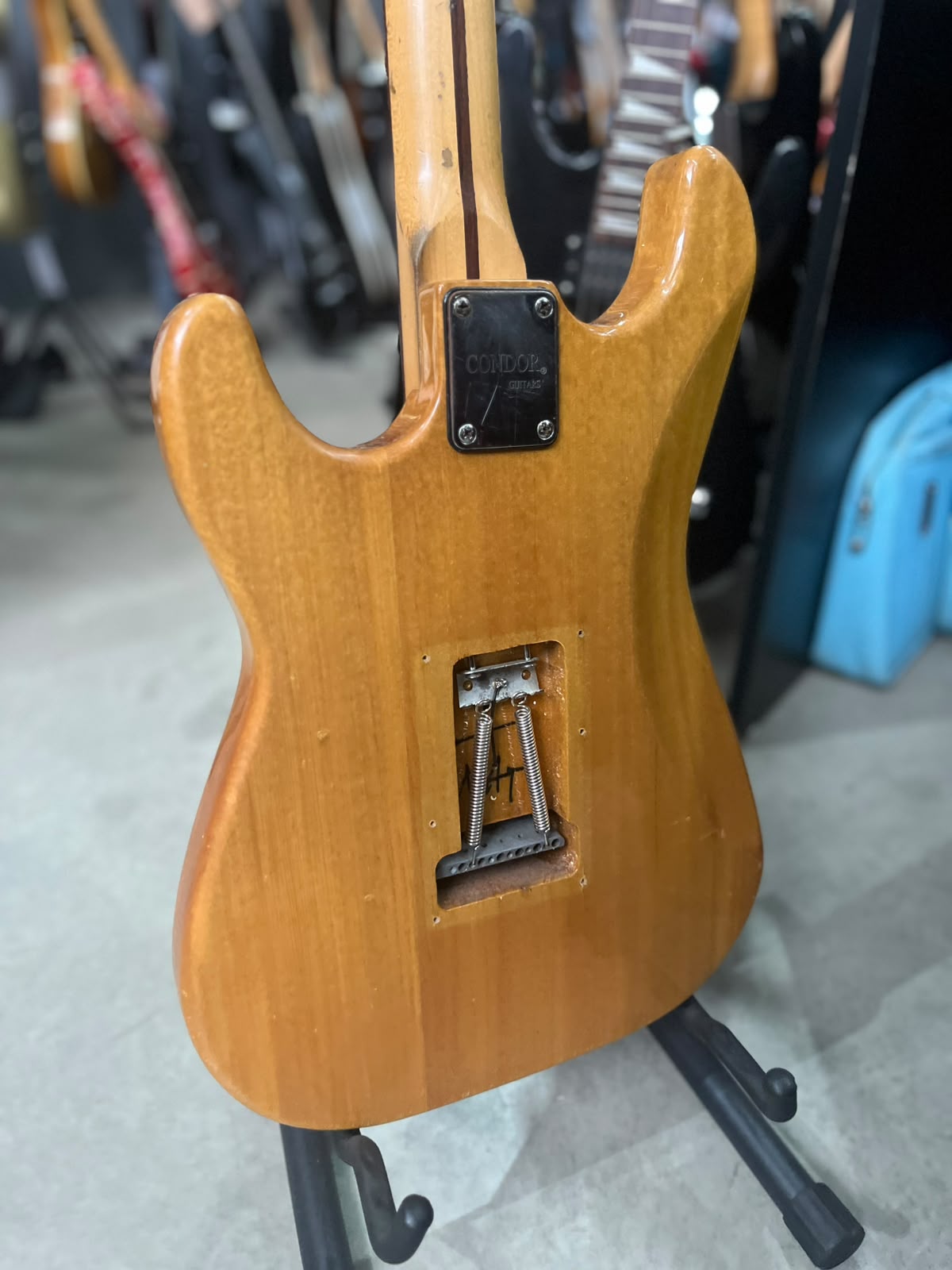 Guitarra Condor natural escudo perolado cinza miniatura 9