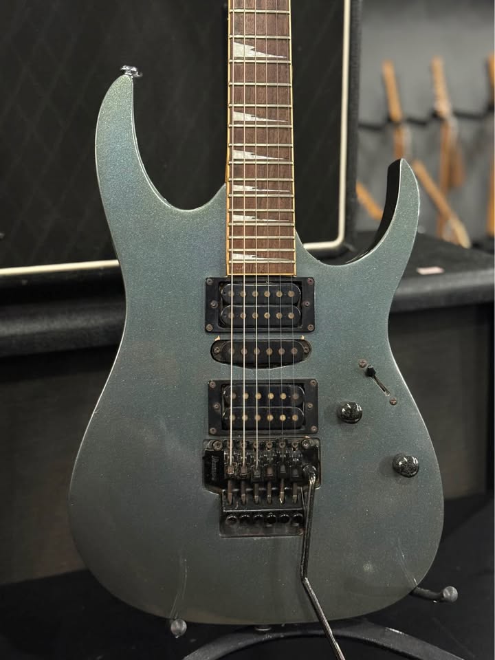 guitarra Ibanez Gio super strato cinza metalica