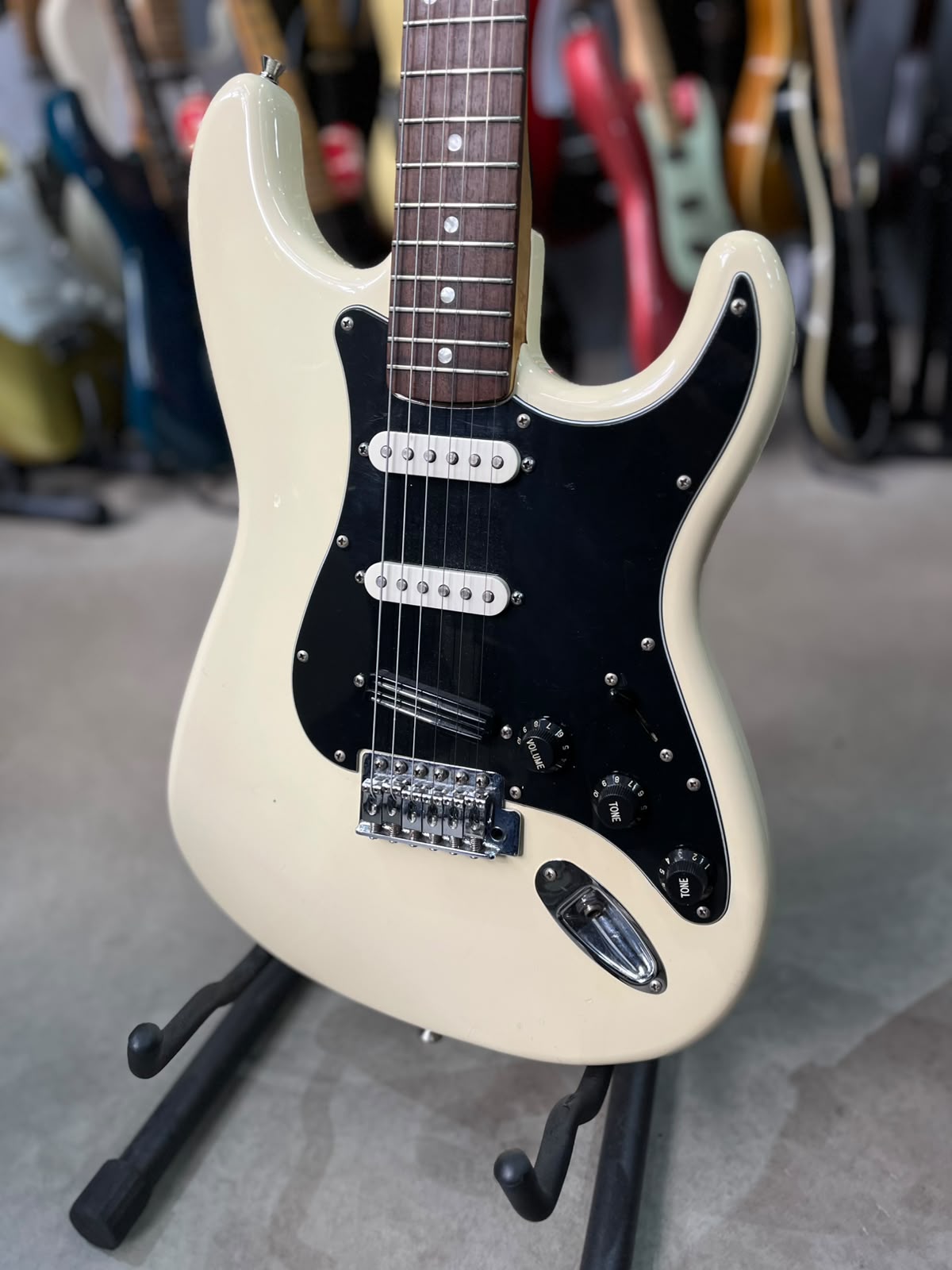Guitarra Squier Strato Affinity creme com escudo preto miniatura 2