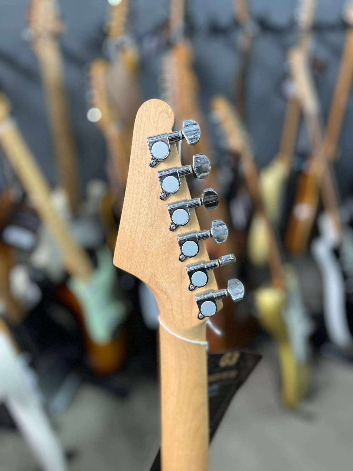 Guitarra Marca: Suzuki Modelo: Strato preta escudo branco miniatura 7