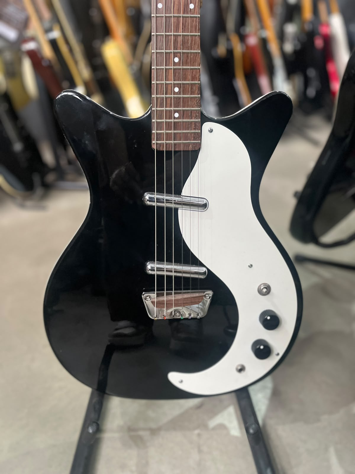Guitarra Danelectro Stock 59 preta- escudo branco