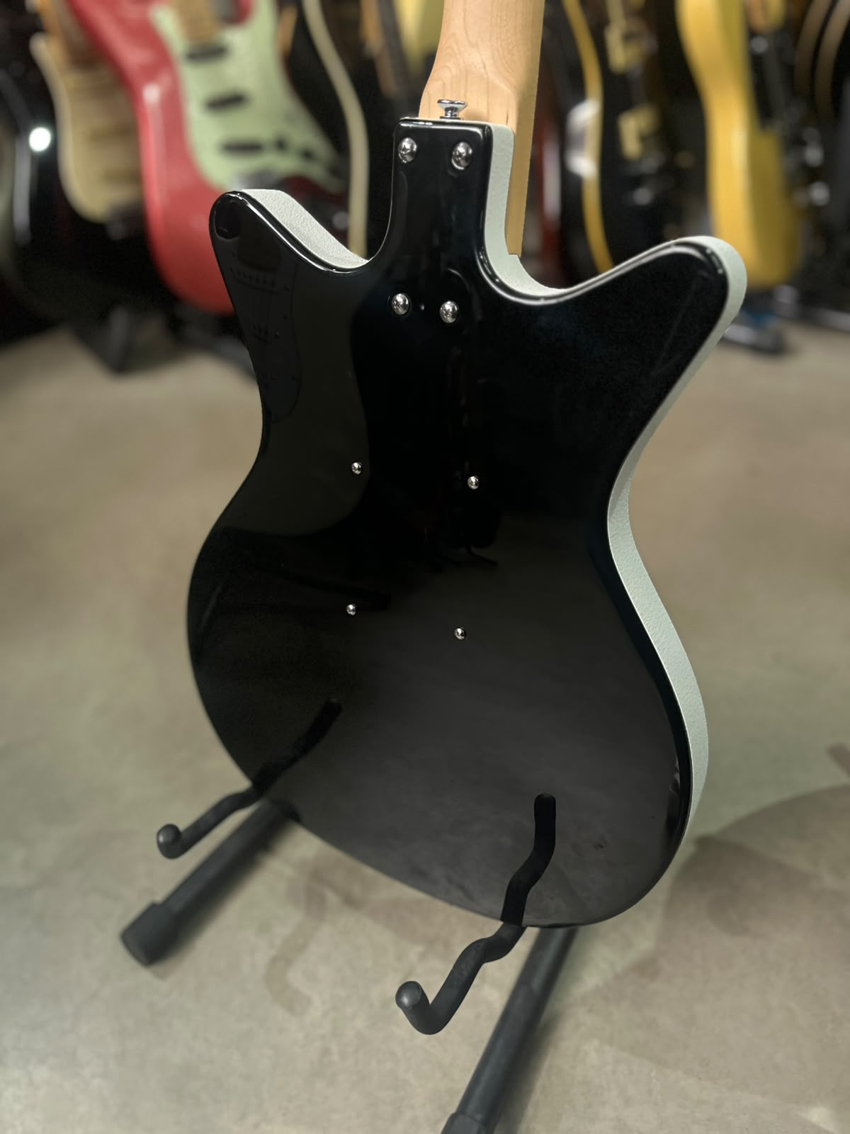 Guitarra Danelectro Stock 59 preta- escudo branco miniatura 8