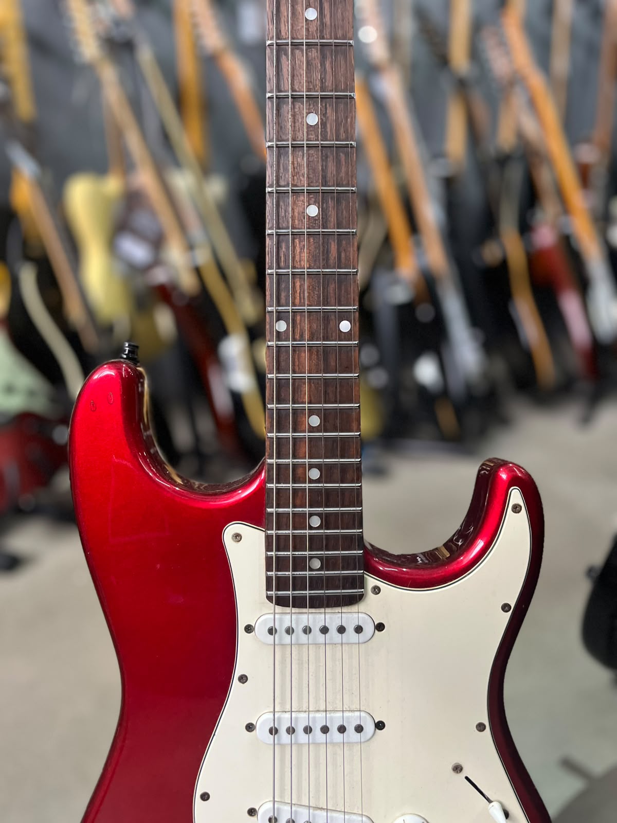 Guitarra Memphis Strato Vermelha  com escudo branco miniatura 4