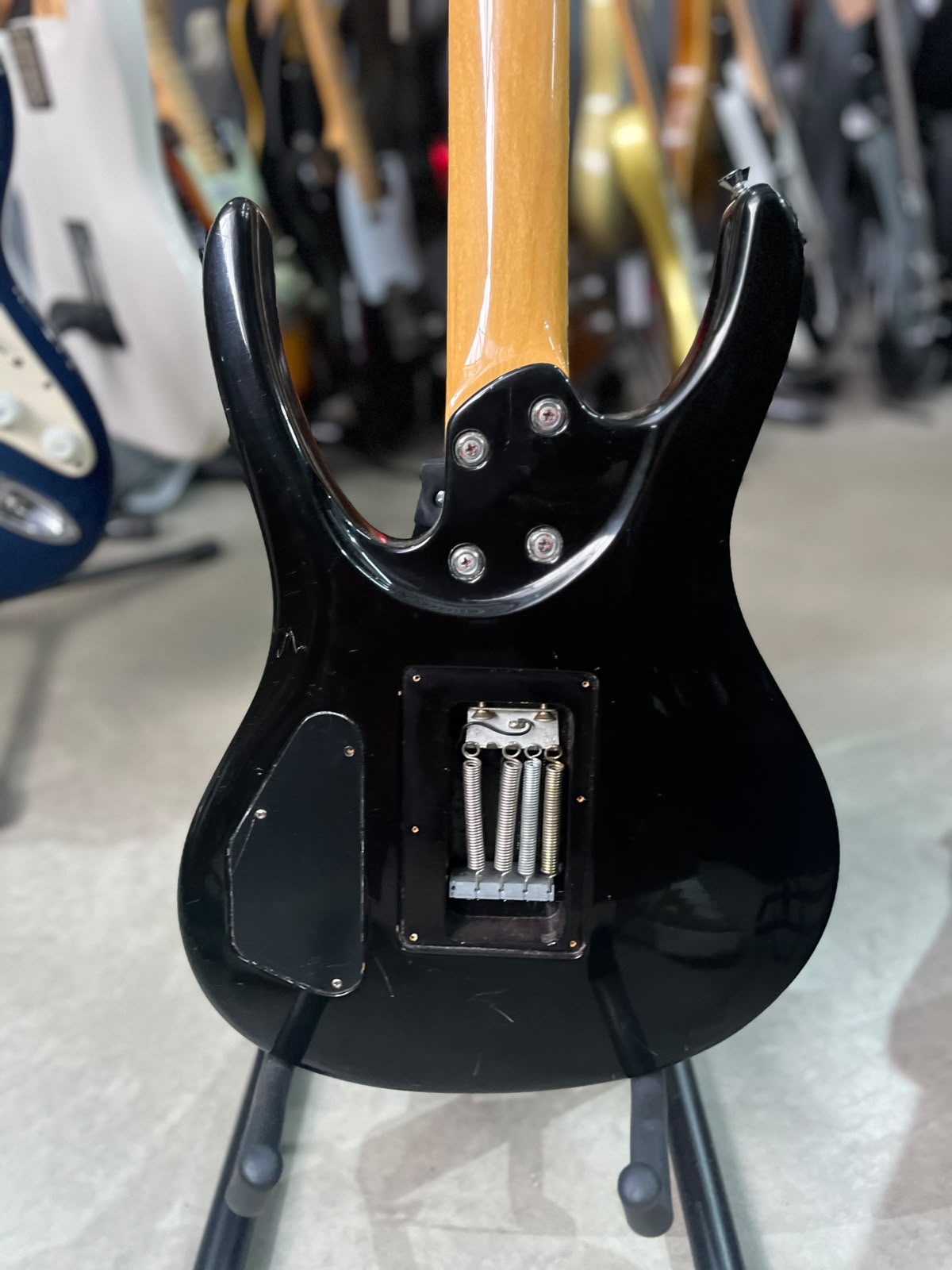 guitarra Tagima Kiko Loureiro T-zero preta super strato miniatura 8