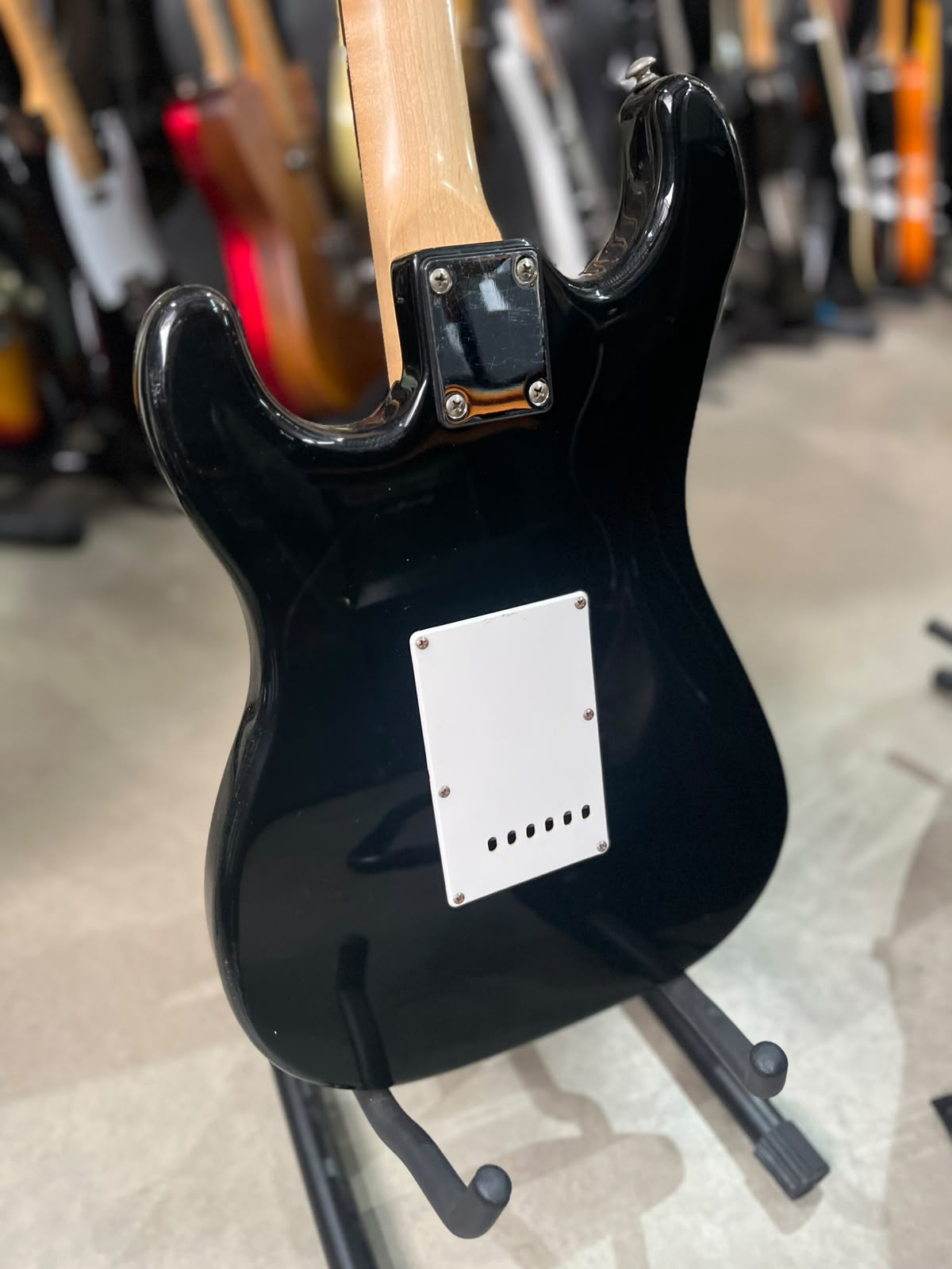 Guitarra Marca: Suzuki Modelo: Strato preta escudo branco miniatura 8
